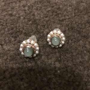 Elegant stud earrings